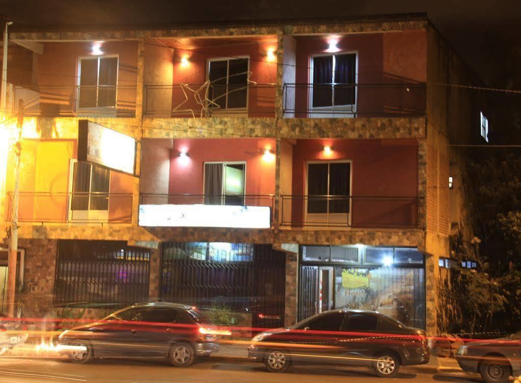 La Familia Hotel Пуерто Игуасу Екстериор снимка